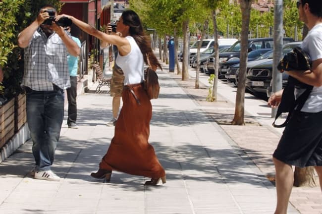 Sara tomó la cámara del paparazzi.