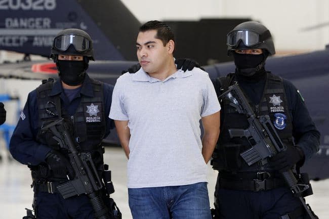 Detenido. Bogar Felipe Lugo de León al ser presentado por la Policía Federal.