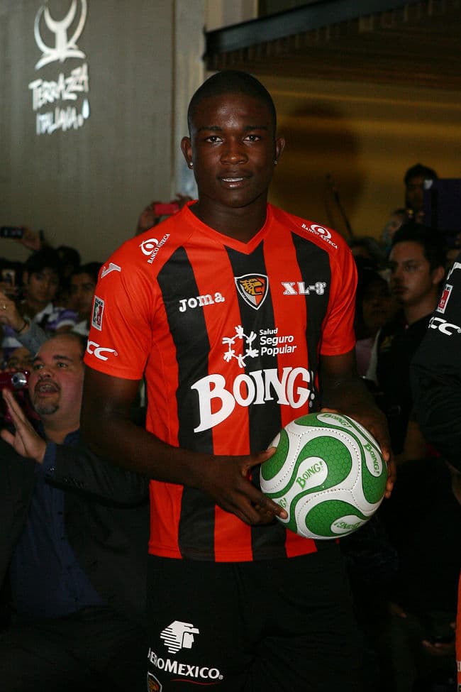 Jhon Córdova modeló el nuevo uniforme de los Jaguares para el torneo Apertura 2012. Jaguares muestran uniforme para torneo Apertura 2012
