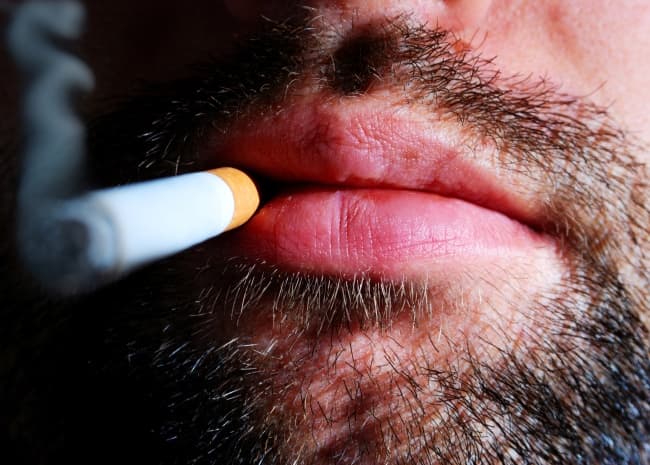El cigarro es un factor de riesgo para numerosas enfermedades del corazón, cerebrovasculares y pulmonares, además de debilitar el sistema inmunológico. INGIMAGE