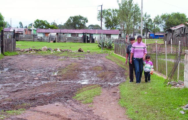 Ni la lluvia les lleva el agua. Aunque pueda verse llovido y con encharcamientos, en al menos 300 comunidades aún no tienen agua para consumo humano, se les sigue suministrando a través de pipas.