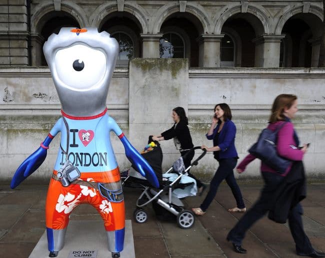Mascota de los Juegos Olímpicos Londres 2012, una gota de acero. Mascotas espeluznantes para Londres