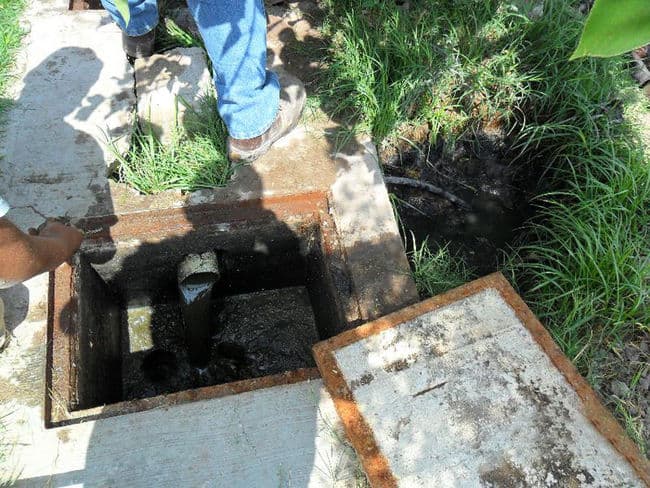 Reparación. Simas San Pedro descubre que en una colonia en la que no sale el agua, un usuario hizo una obra que la contaminó.