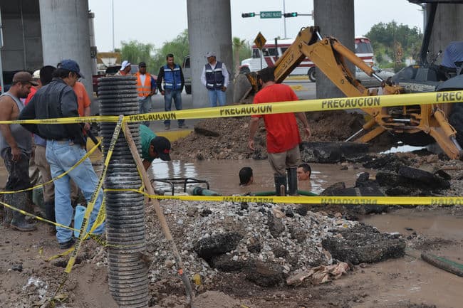 Lerdo. Una megafuga ocasionada por falla en una vieja tubería, provocó un gran desperdicio de agua y baja presión en varias colonias.