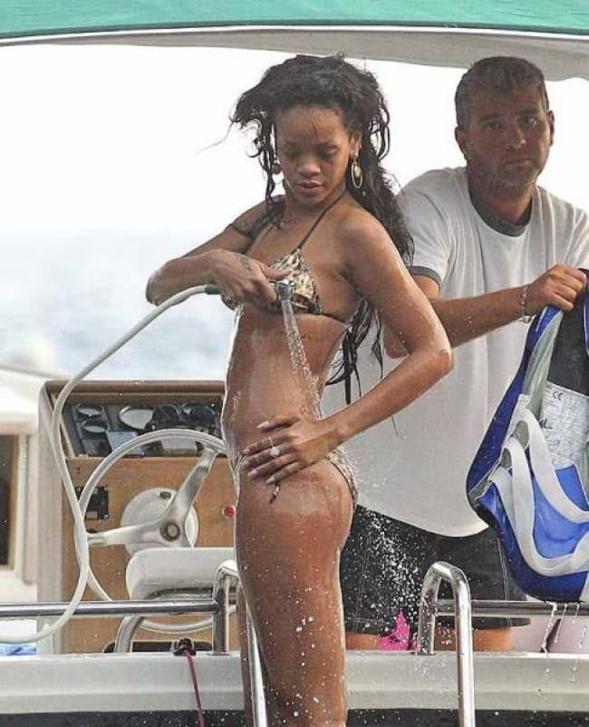 El sitio web del diario The Sun publicó algunas fotos de la intérprete de “S&M” disfrutando del mar y mojando su figura al regresar a su yate. (THE SUN)