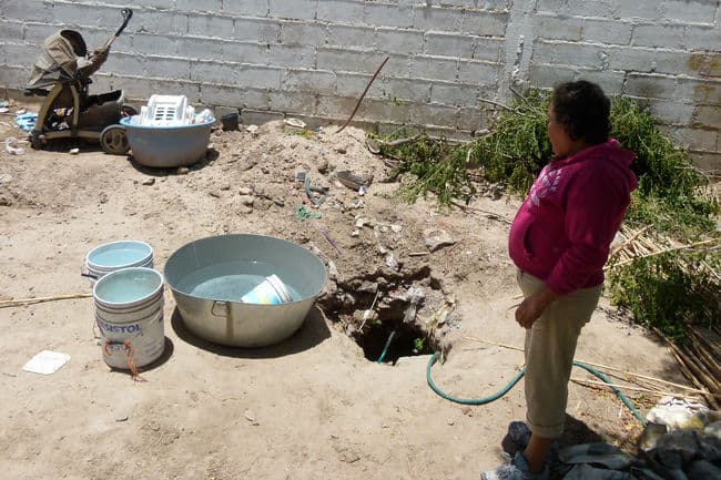Problema. Habitantes tienen que acarrear agua de donde pueden pues autoridades no la proporcionan.