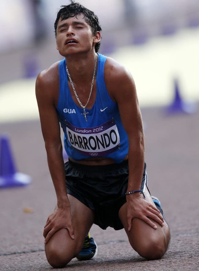 Erick Barrondo celebra la plata en la prueba de los 20 kilómetros. Gana Guatemala primera presea