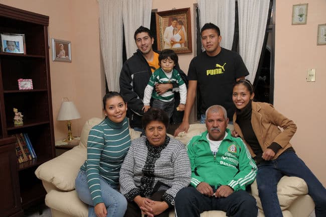 Los padres de Oribe Peralta se sienten muy orgullosos de él y confían en que su hijo juegue mañana al cien por ciento para conseguir la medalla de oro en futbol en los Juegos Olímpicos de Londres 2012.