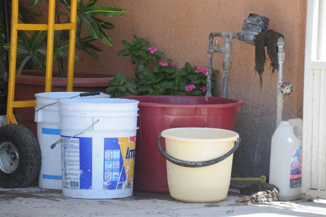 Agua. Vecinos del sector sur-oriente de Torreón enfrentan problemas por el desabasto de agua potable que se presenta desde hace meses.