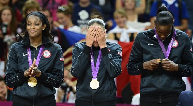 Diana Taurasi festeja con la medalla de oro que ganó el Dream Team femenil en Londres 2012. EU se impone a China en el Medallero de JO