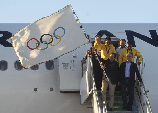 El alcalde de Río de Janeiro, Eduardo Paes, sostiene la bandera de las Olimpiadas a su llegada (a Brasil), procedente de Londres. Aterriza bandera de las Olimpiadas en Río de Janeiro