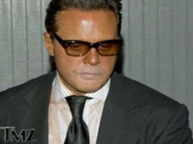 Sí, Luis Miguel es el chico lindo siempre bronceado. ¿Cómo lo logra? No es gracias a sus paseos en yate o barcos. El cantante usa autobronceante. 