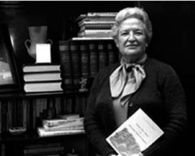 La Real Academia de la Lengua eligió en 1978 a Carmen Conde para suceder al fallecido dramaturgo Miguel Mihura en el sillón K, que había dejado vacante. INTERNET
