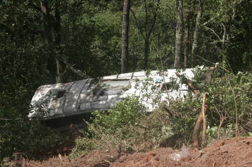 Accidente. Entre las hipótesis de la causa del accidente se encuentran las condiciones climatológicas provocadas por la neblina y el exceso de velocidad al circular por ese peligroso punto de la rúa.