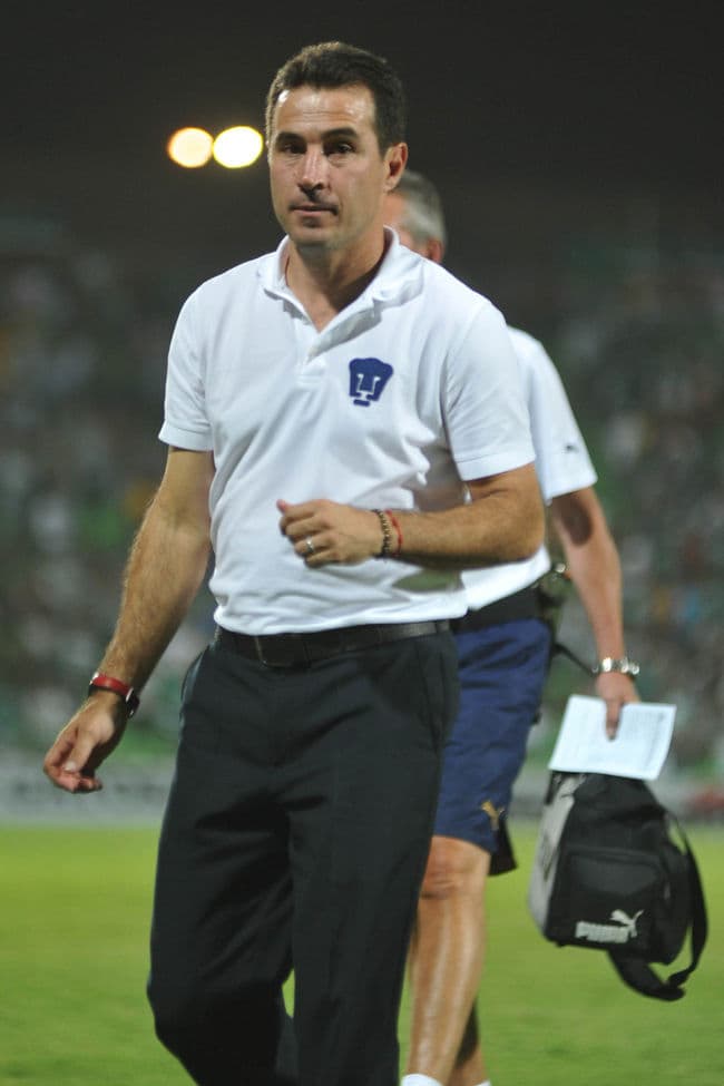Joaquín del Olmo, técnico de Pumas. (Ramón Sotomayor)