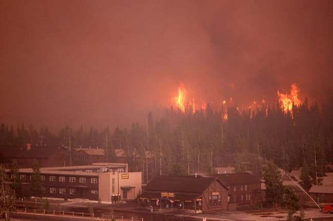 Fotografía del incendio fechada el 7 de septiembre de 1988. INTERNET