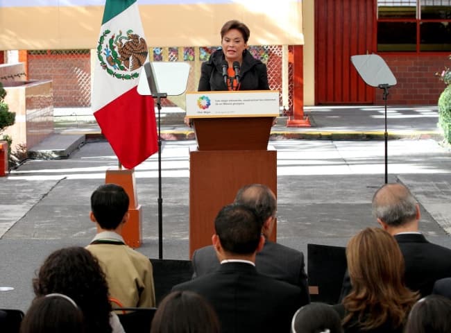 Elba Esther dijo que ella no puede renunciar a la presidencia del Sindicato y que son los maestros quienes decidirán acerca de la renovación de la dirigencia sindica. (NOTIMEX)