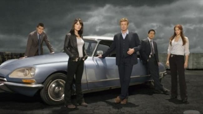 La actriz del drama policiaco, quien posee un contrato con la agencia desde 2001, alega que se había expuesto a una serie de insinuaciones sexuales y conducta inadecuada por parte de Loonie Moore, mientras se encontraba trabajando en la serie.