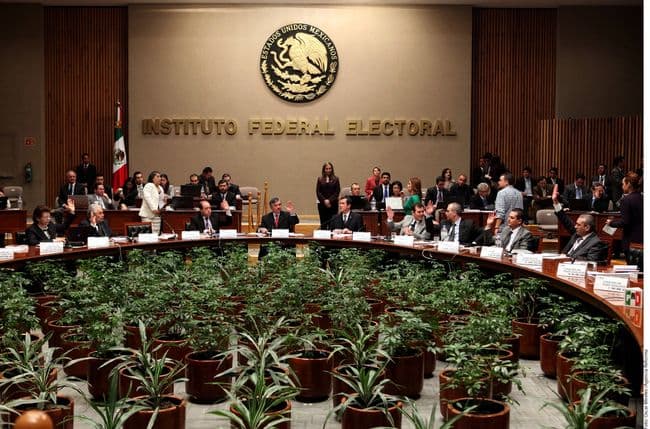 IFE. El Instituto Federal Electoral destinó 4.3 millones de pesos para pagar 51 personas, cuyo función fue 'asesorar y apoyar' a 5 consejeros electorales.