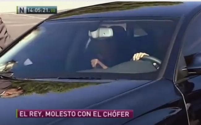 En el video se observa cómo el Rey le da un golpe a su chofer tras la que se ha dicho fue una acalorada discusión. YOUTUBE
