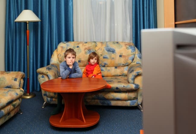 Ver videos o programas violentos causa hasta 38 por ciento de los problemas de retraso del sueño en niños. INGIMAGE