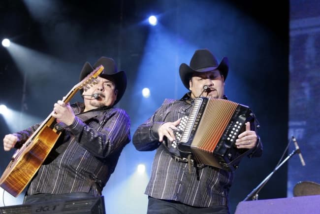 Cerca de siete mil asistentes se reunieron anoche en el Auditorio Banamex para corear y bailar los éxitos que la agrupación norteña “orgullosamente regia”. (Notimex)