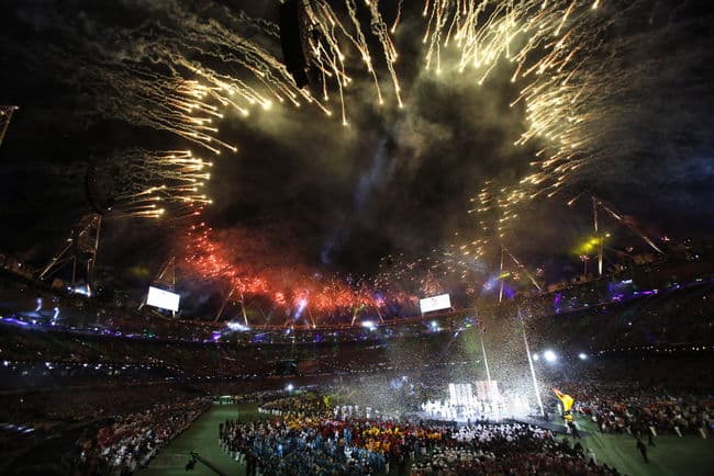 Con todo el estadio de pie con 'Every Teardrop is a Waterfall' de Coldplay y unos espectaculares fuegos artificiales, terminó la ceremonia de Clausura de los Juegos Paralímpicos de Londres 2012. (EFE)