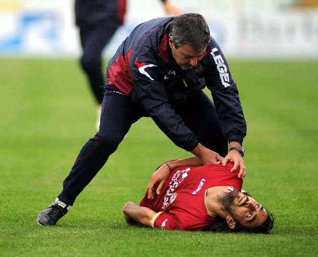 Los galenos de las escuadras Pescara y Livorno son investigados por asesino culposo de Piermario Morosini que falleció por paro cardiaco en el campo de juego. (EFE)