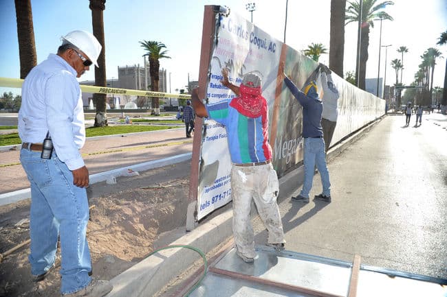 Despejada. Poco a poco se fueron retirando las láminas, soldadas hace más de dos años para proteger la obra de la Plaza Mayor dentro del complejo de la Gran Plaza.