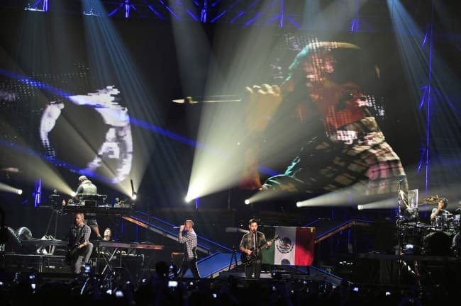 Sus temas de metal, rap metal y electrónicos, encendieron a los regiomontanos que también disfrutaron de un espectacular despliegue de iluminación, efectos especiales y una pantalla gigante que no daba espacio para perder detalle de la tocada.