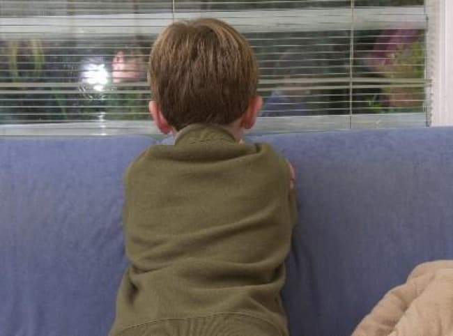 Los niños que sufren negligencia grave y aislamiento presentan problemas cognitivos y sociales cuando crecen.