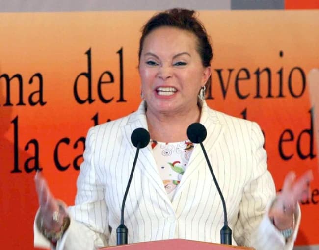 En el perfil en inglés que la enciclopedia web ofrece de la maestra se dice que 'el sistema educativo mexicano es tan feo como ella'. (Archivo)