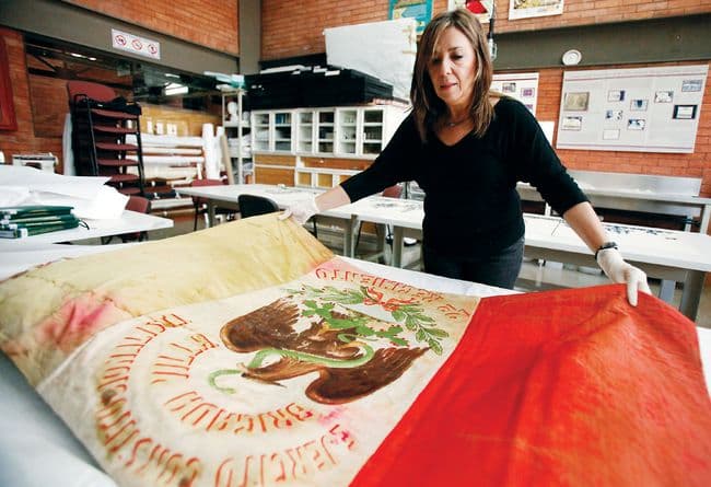 'Curan' banderas históricas. La restauradora Lorena Román, sus alumnos y colegas han 'salvado' decenas de lienzos antiguos que representan ideologías de distintas épocas y que han construido la identidad de la nación.