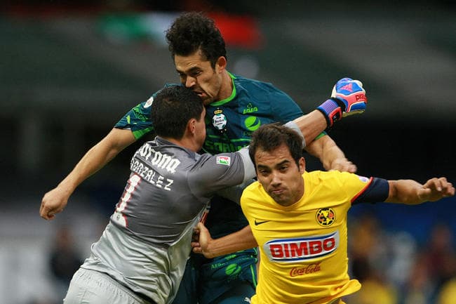 Hérculez Gómez salió mal librado de un choque con el portero de las Águilas, Hugo González, pero siguió en el partido. Los laguneros buscaron reaccionar, pero el América logró maniatarlos y asestar el segundo golpe al minuto 74. (Jam Media)