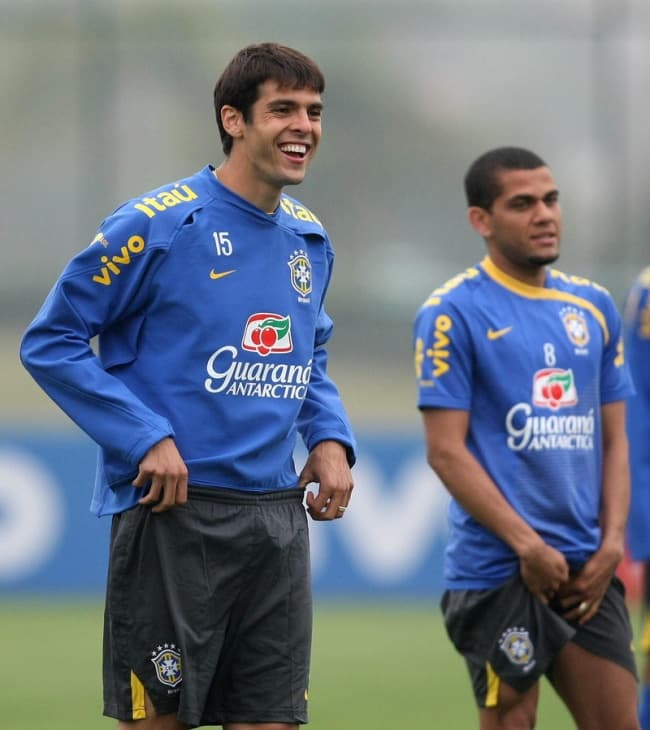 Alves atizó contra la directiva madridista encabezada por Florentino Pérez y el estratega portugués José Mourinho al ser los responsables de que Kaká no sea el mismo jugador de antes.