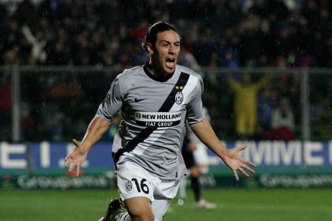 Mauro German Camoranesi Serra, campeón italiano del mundo del 2006, deberá pagar una indemnización de unos 50 mil dólares al jugador Roberto Pizzo.