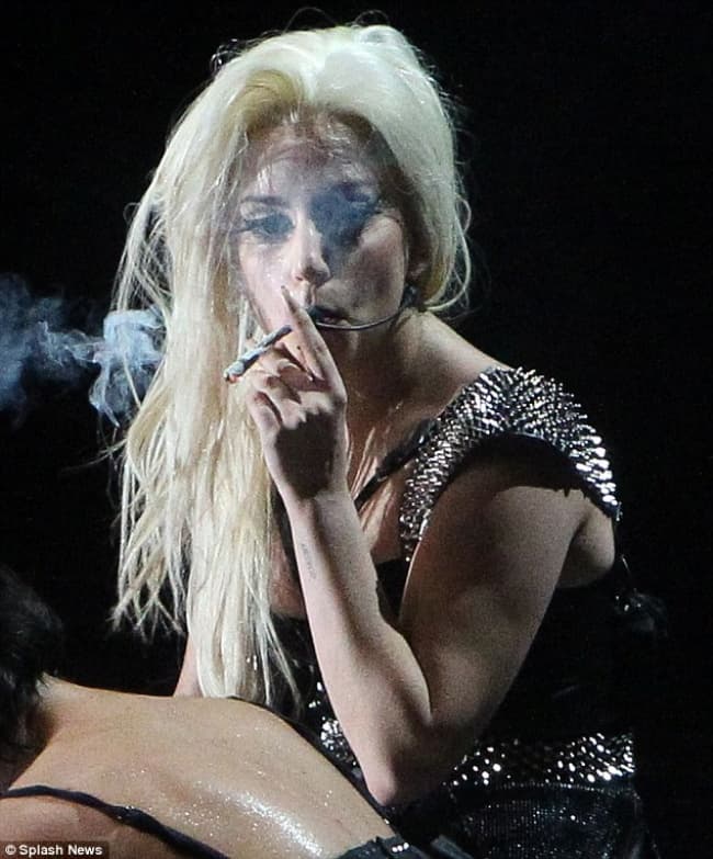Al termino de su tema “Bad Kids”, Gaga recibió decenas de regalos por parte de sus fans, entre ellos un cigarro de marihuana del cual verificó que fuera real para después encenderlo ante su eufórico público. (DAILYMAIL)