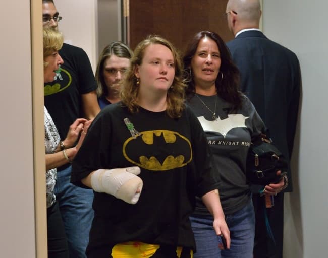 Tres de las personas que resultaron heridas en el tiroteo de julio pasado en Aurora (Colorado), que dejó 12 muertos, han presentado sendas demandas contra el dueño del complejo de salas de cine.