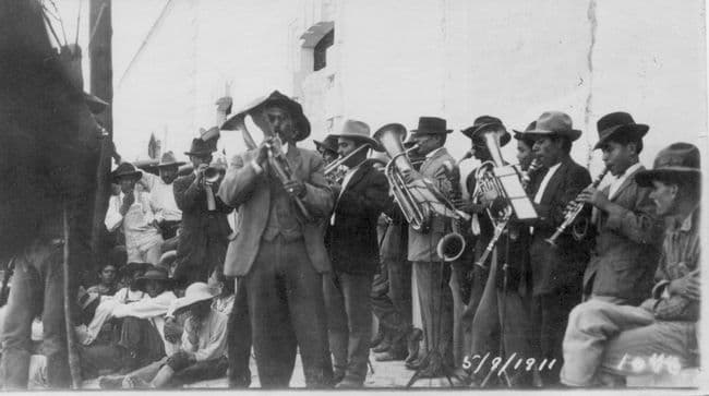 Doble. 'Las músicas que nos dieron patria', es un libro y disco que editó la Dirección General de Culturas Populares (DGCP) del Conaculta, para conservar el patrimonio musical en dos siglos de historia.