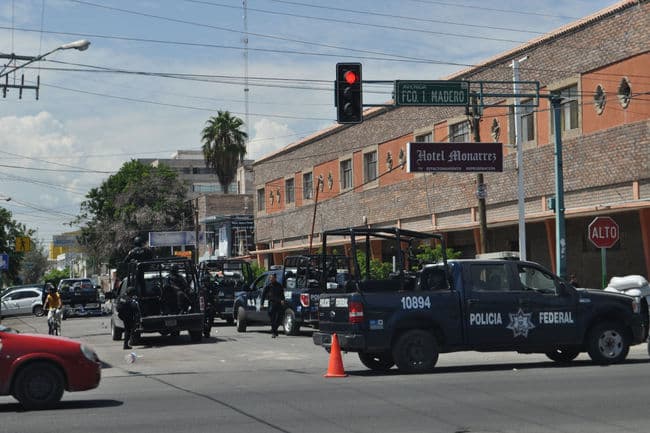 Desalojo. Policías federales abandonaron el hotel Monárrez en el Centro de Gómez Palacio para hospedarse en otro por el Periférico.