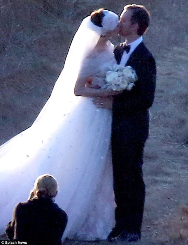 El sitio DailyMail publicó imágenes que paparazzis lograron captar mientras los novios realizaban la sesión fotográfica de la boda. (DAILYAIL)