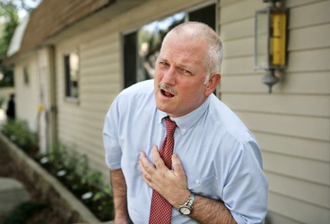 Los principales síntomas de una taquicardia ventricular son corazón muy acelerado, mareo, falta de aire, y si coincide con un resfriado, la persona también tiene dolor en el pecho, sudoración fría y desmayo. INGIMAGE