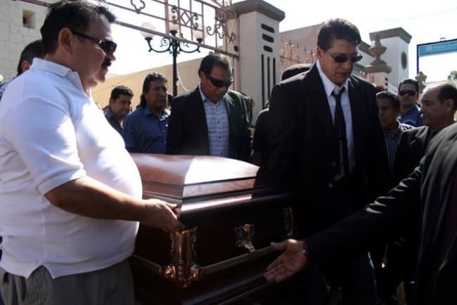 Lupe Esparza, Ramiro Delgado y su hermano Javier Villarreal cargaron el féretro para ser llevado al Panteón Municipal de Apodaca.