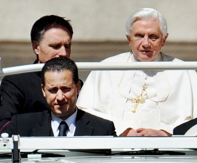 ¿Perdón?. Paolo Gabriele (izq. delante), el entonces mayordomo del Papa Benedicto XVI (dcha. detrás).