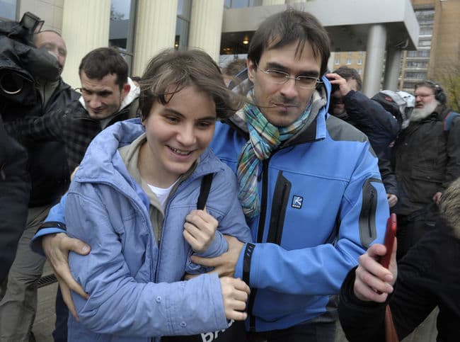 Queda libre. Yekaterina Samutsévich, integrante del controversial grupo musical Pussy Riot al salir de prisión la tarde de ayer.