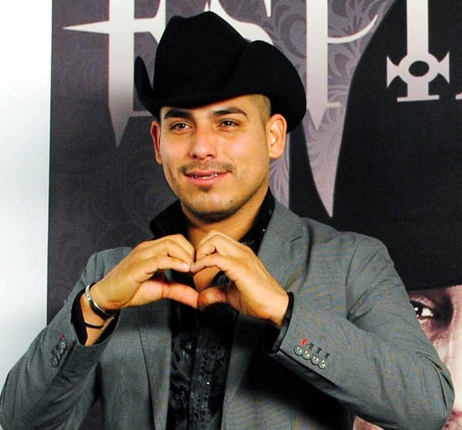 Espinoza Paz ha causado gran expectación en redes sociales y medios de comunicación al confirmar vía Twitter que se retira de la música el próximo año sin explicar los motivos.