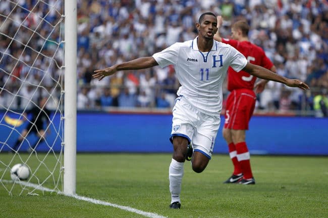 Jerry Bengston de Honduras anotó ayer tres goles. (EFE)