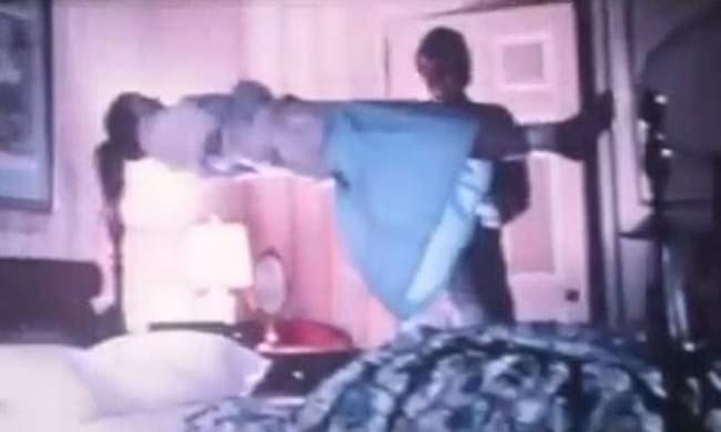 El material muestra a Linda Blair levitando sobre la cama de su dormitorio en una secuencia desconocida.