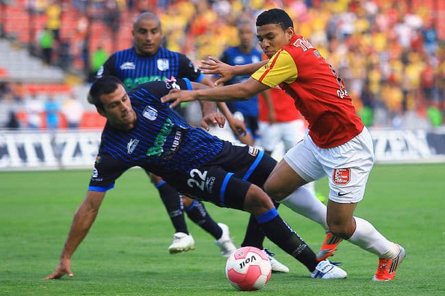 Los Gallos Blancos siguen sin ganar en el torneo y ayer sufrieron otro descalabro ante los Monarcas de Morelia. Querétaro liga 14 juegos sin ganar en el Apertura 2012