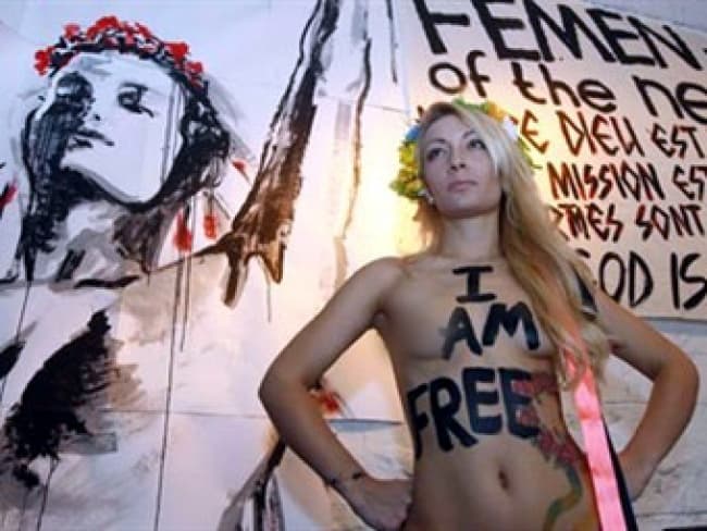 Ni corta ni perezosa, la mujer se quitó la camiseta cuando la presentadora del programa 'The Stream' dedicado a la difícil convivencia entre el feminismo y el Islam.